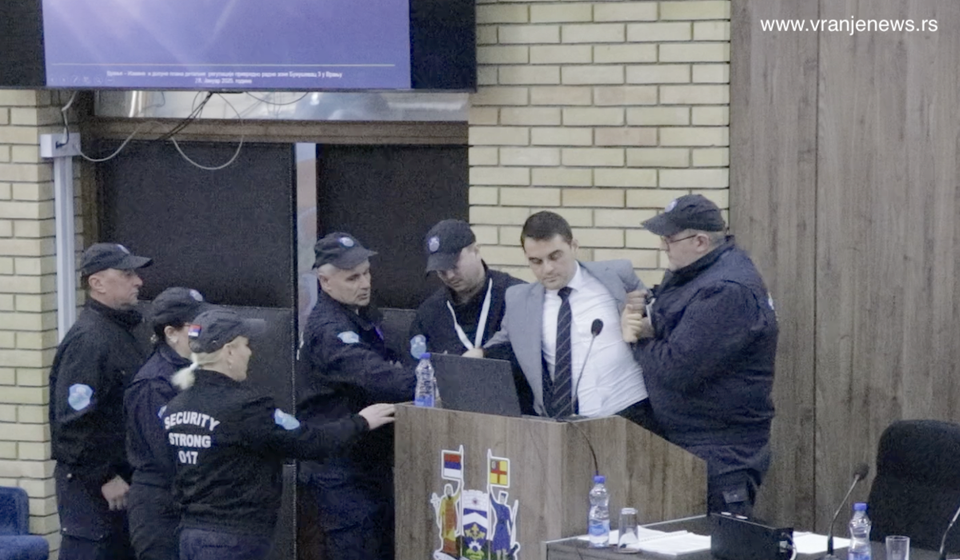 Obezbeđenje izbacuje Petrovića iz skupštinske sale. Foto Vranje news