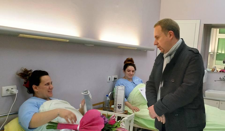 Aleksandar Stajić čestita majci. Foto Grad Vranje