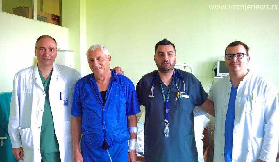 Lekarski tim sa pacijentom Miloradom. A. koji se uspešno oporavlja. Foto Vranje News