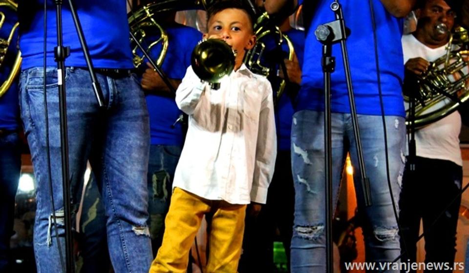 Može i jednom rukom: Pavlovčani ne brinu za trubačku budućnost. Foto VranjeNews