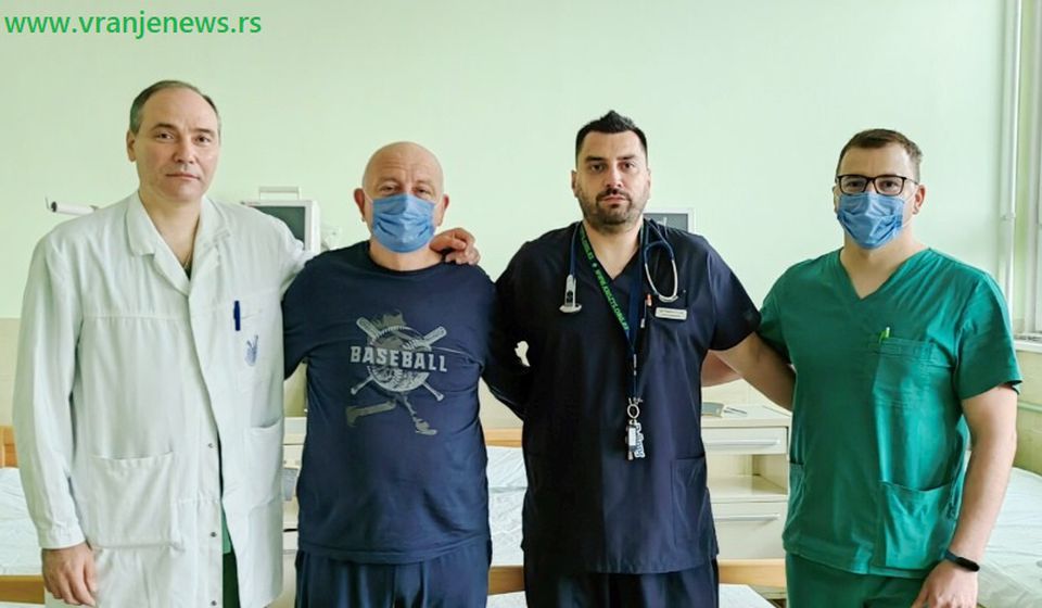 Tim lekara iz Surdulice sa pacijentom. Foto Vranje News