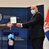 Vulin uručuje odlikovanje direktoru Jumka Branislavu Trajkoviću. Foto MOD