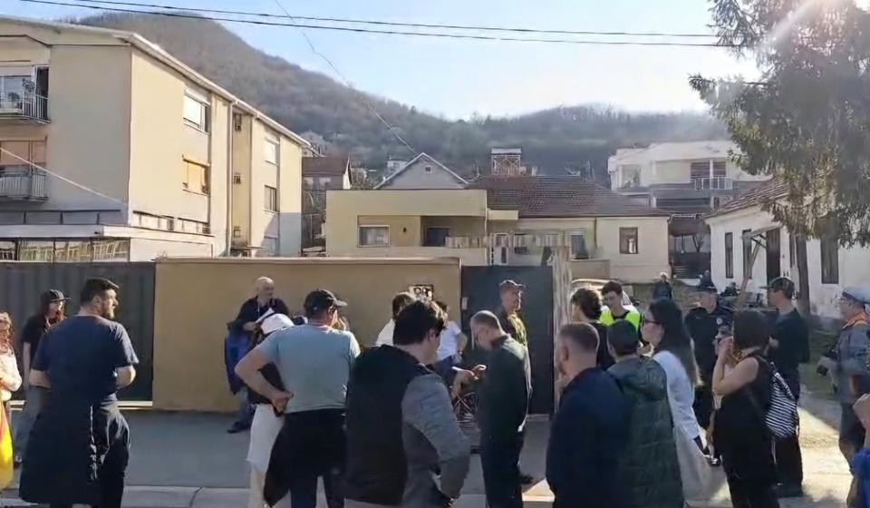 Demonstranti ispred kuće Bulatovićevih u Vranjskoj Banji. Foto MSJ