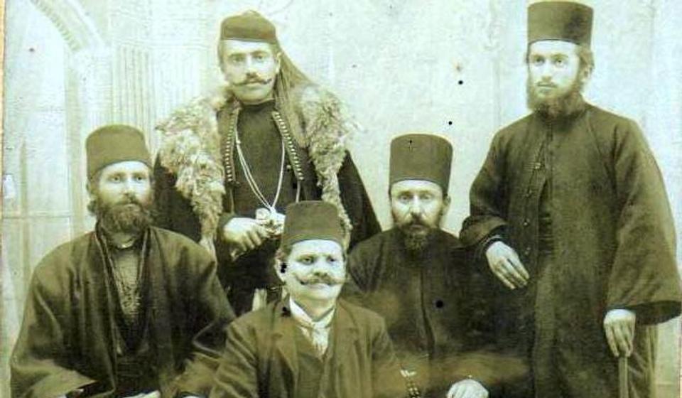 Sulejman beg okružen vranjskim popovima. Foto iz arhive Dudeta Đorđevića (autor nepoznat)