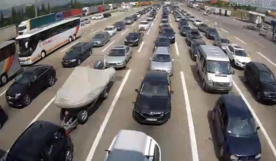 Granični prelaz Preševo (izlaz iz Srbije) u nedelju oko 11.30. Foto Screenshot kamera AMSS 