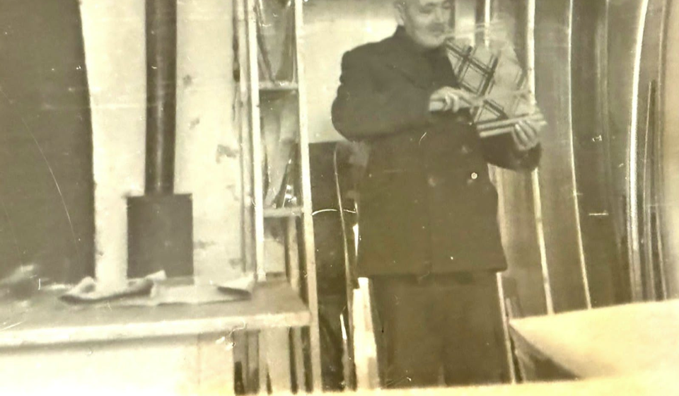 Stojan u staklorezačkoj radnji u ulici Ivana Milutinovića. Foto arhiva porodice Pešić