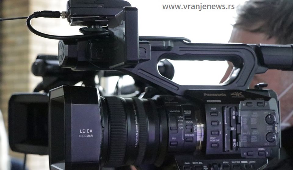 Pumpanje lične sujete: nema veze što niko ne gleda, političari vole kamere. Foto ilustracija Vranje news