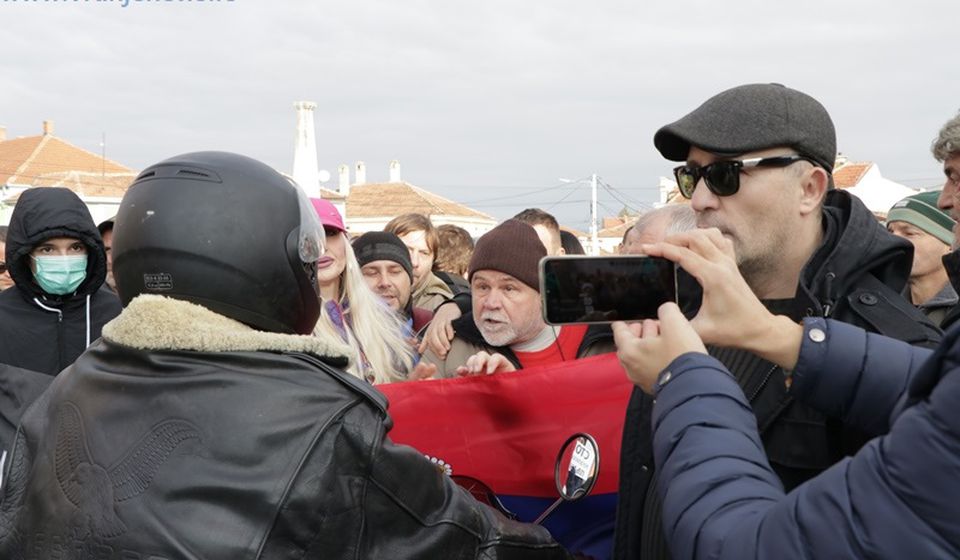 Dragoljub Stošić (sa kapom u sredini) u žustroj raspravi sa bajkerom koji je hteo da probije blokadu saobraćajnice u centru Vranja. Foto Vranje News