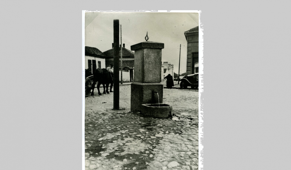 Vranjska Šarena češma, (replika joj je danas ispred zgrade Elektrodistribucije Vranje) bila je uklonjena (porušena) da bi se sagradio Ruski spomenik. Foto arhiva T.R.S.