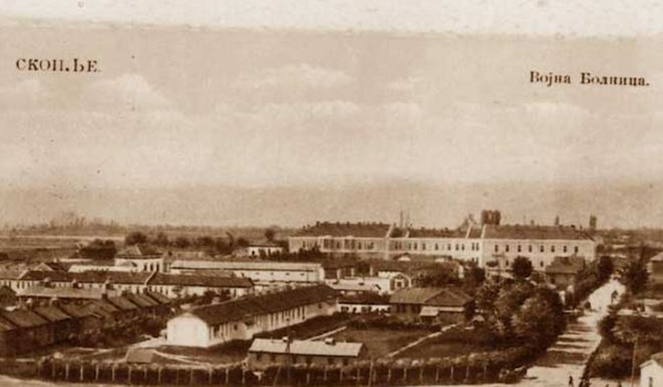 Deo prve ratne Frotingamove bolnice Srbiji, poznate kao ''Polumesec'', bio je smešten u inžinjerijskoj kasarni u Skoplju 1914. godine. Foto arhiva Tomislava R. Simonovića