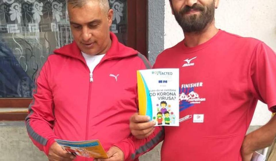 Podela edukativnog materijala o koronavirusu. Foto lična arhiva