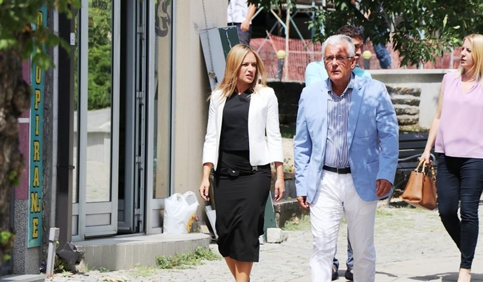 Milica Đurđević Stamenkovski dolazi na konferenciju za medije u Vranju u pratnji narodnog poslanika i potpredsednika IO Zavetnika Dragana Nikolića Nike. Foto Vranje News