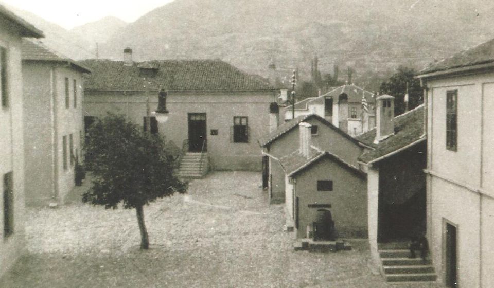 Na inicijativu dr Antuna Sasa godine 1936. bolnica je iz Dekerovih baraka premeštena u zidane zgrade Amerikanskog doma za ratnu siročad u Vranju. Foto dzonfrotingam.rs