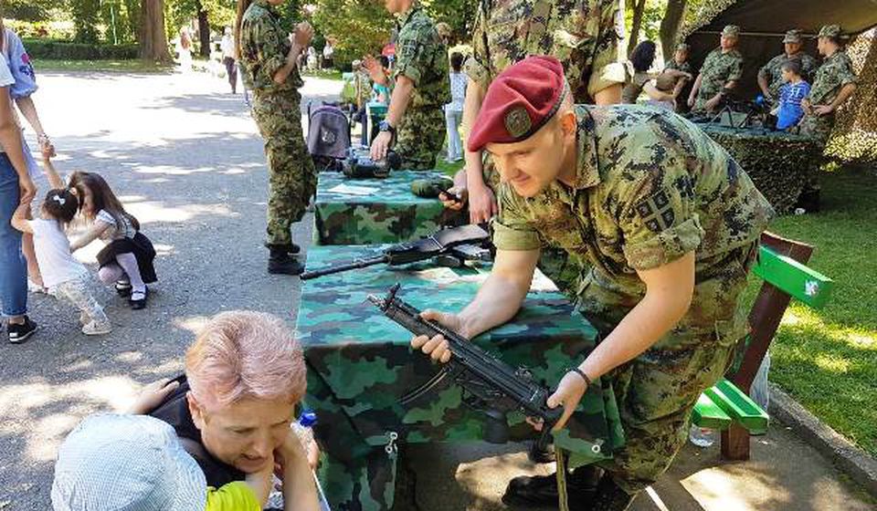 Slične akcije za mališane Vojska organizuje i na drugim lokacijama: prizor sa Dečjeg festivala. Foto VranjeNews