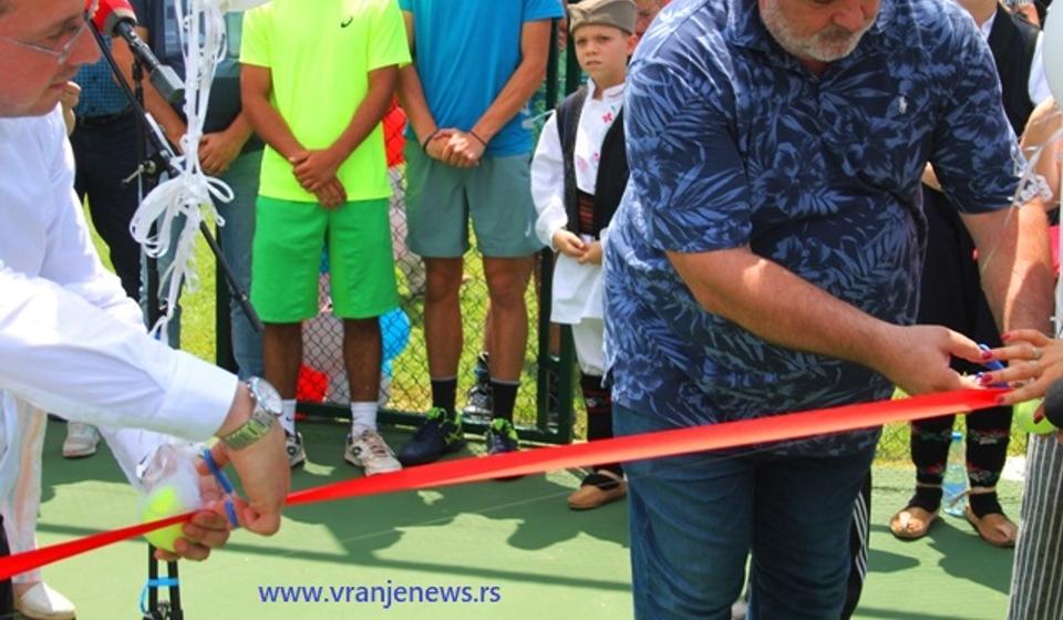 Goran Mladenović i Boba Živojinović zvanično otvorili novi teniski kompleks. Foto VranjeNews