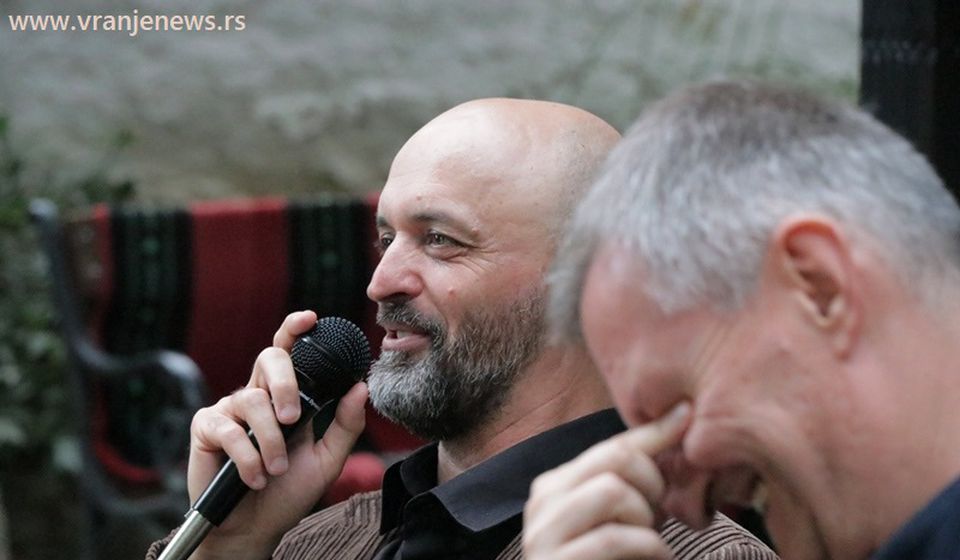 Damir Karakaš (levo) sa moderatorom Ivanom Milenkovićem. Foto Vranje News