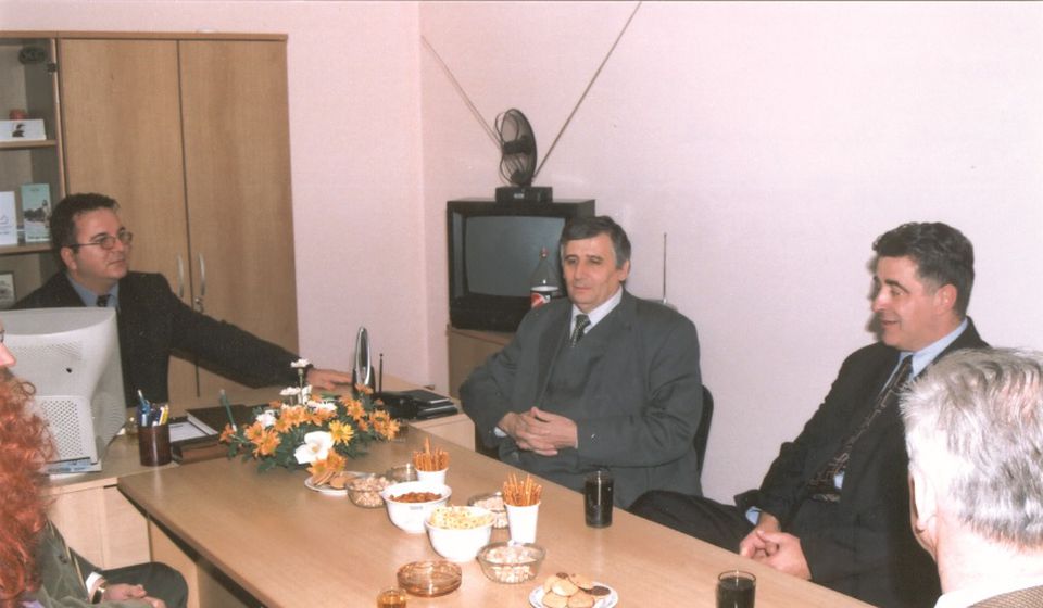 Predsednik SO Vranje Miroljub Stojčić (sedi desno), Časlav Trajković, predsednik UO Univerziteta (drugi s desna) i Nebojša Veličković, direktor NU, prilikom proslave Dana ustanove 2003. godine. Foto NU 