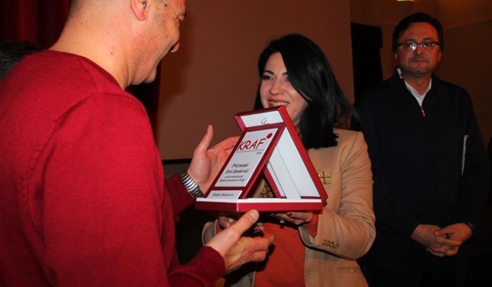 Doprinos decentralizaciji filmske umetnosti: uručenje nagrade Stojanoviću. Foto VranjeNews