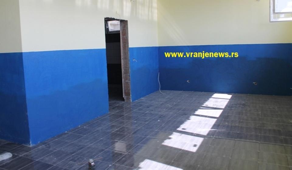 Antić tvrdi da će svlačionice sa kupatilima na Jumkovom stadionu biti završeni za dva, tri dana. Foto VranjeNews
