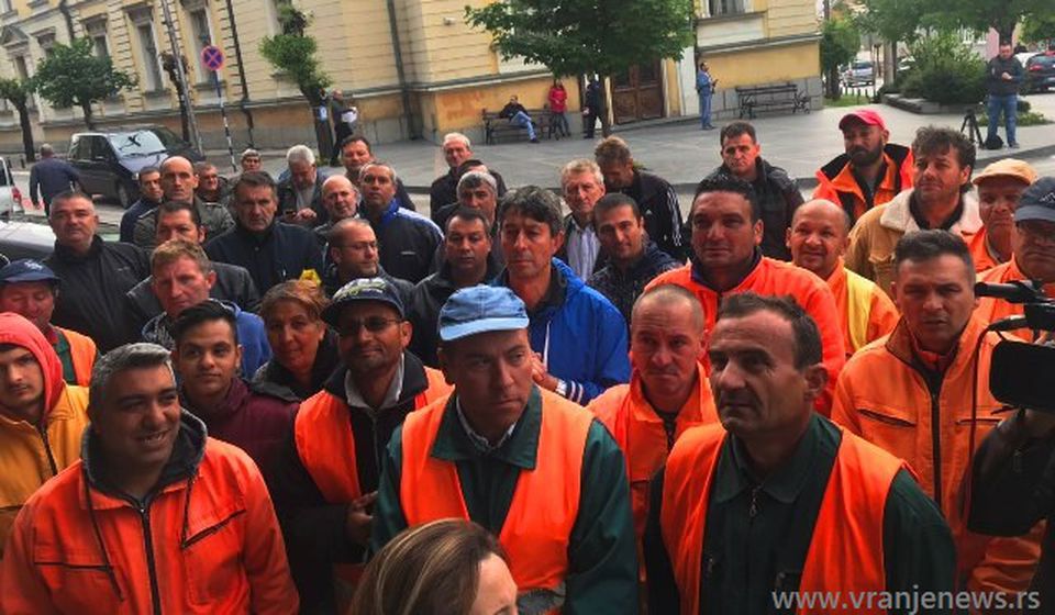 Radnici Komrada podržali direktora. Foto VranjeNews