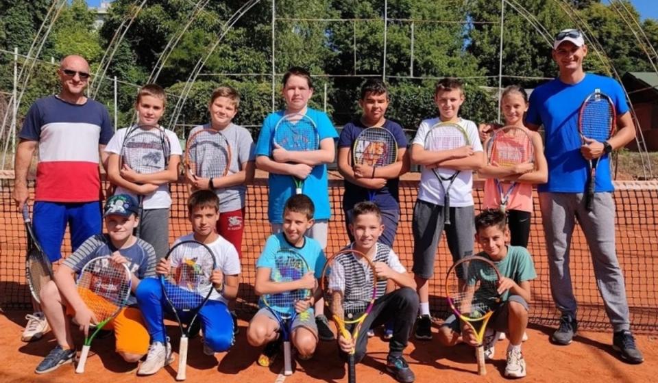 Mladi vranjski teniseri sa licenciranim ATP trenerima Đorđetom Merdžijevićem i Milošem Antićem. Foto DSM akademija