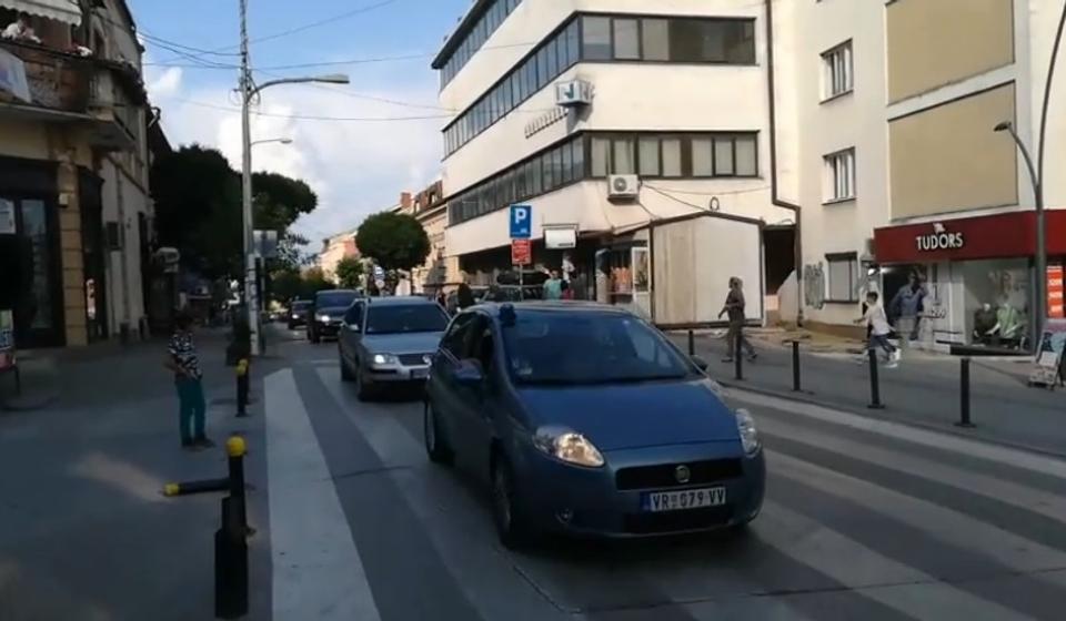 I policijski auto pod rotacijom. Foto VranjeNews