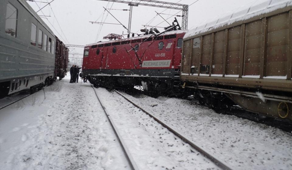 Lokomotiva iskočila iz šina. Foto Slađana Tasić