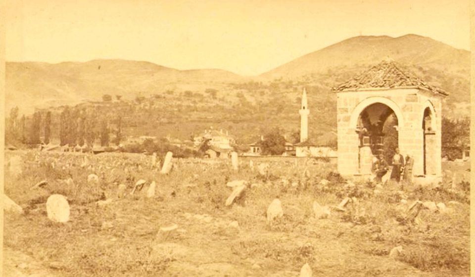 Tursko groblje kod gradskog parka u Vranju, desno je turbe. Džamija je bila kod Radničkog univerziteta (današnja Ulica Kneza Miloša). Foto arhiva T.S.