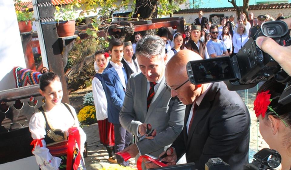 Presecanje vrpce. Foto VranjeNews