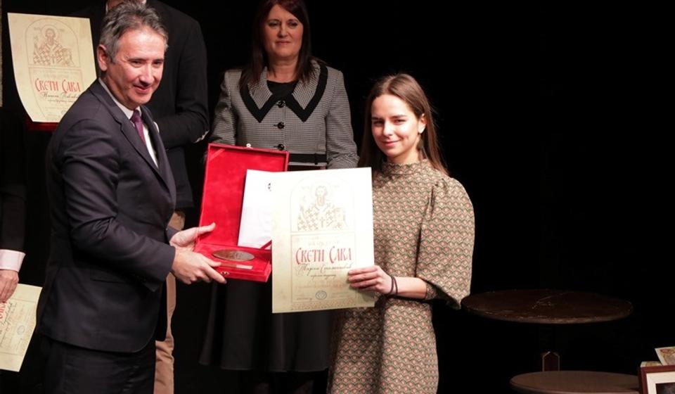 Tijani Stanojković, studentkinji Medicinskog fakulteta VMA, uručena nagrada za najboljeg akademca Vranja. Foto Vranje News