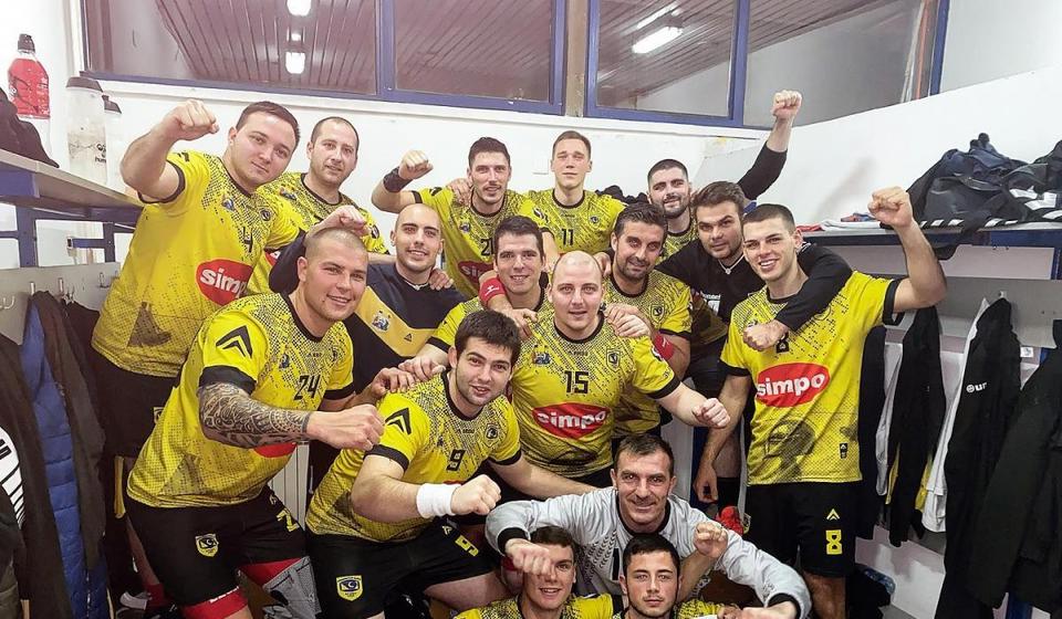 Vranjski rukometaši slave u svlačionici posle pobede u Jagodini. Foto RK Vranje 1957