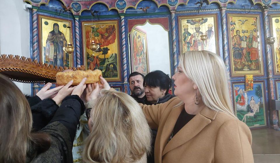 Zaposleni u Narodnom univerzitetu u Vranju na presecanju slavskog kolača u Hramu Svete Trojice. Foto NU