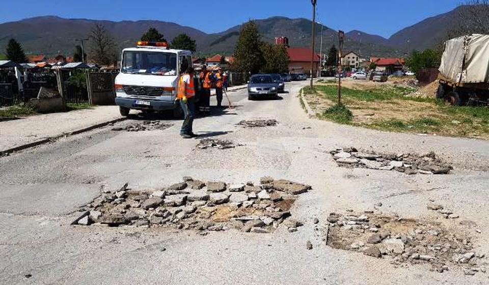 Upućen poziv građanima da prijave oštećenja na kolovozu. Foto www.vranje.org.rs