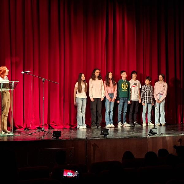 Dečji žiri proglašava pobedničku predstavu. Foto Vranje news