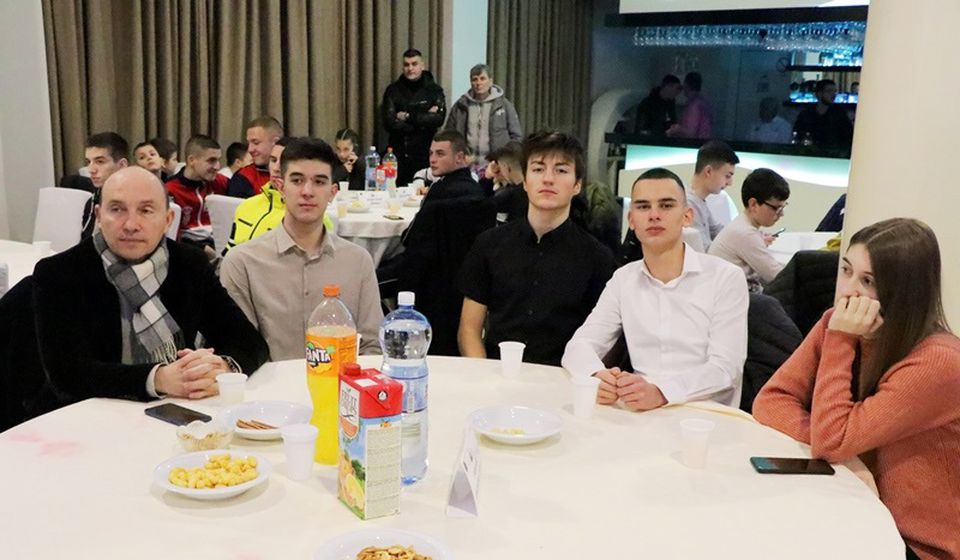 Vicešampioni sveta: mladi košarkaši iz OŠ Vuk Karadžić sa trenerom i profesorom Branimirom Stošićem. Foto Vranje News