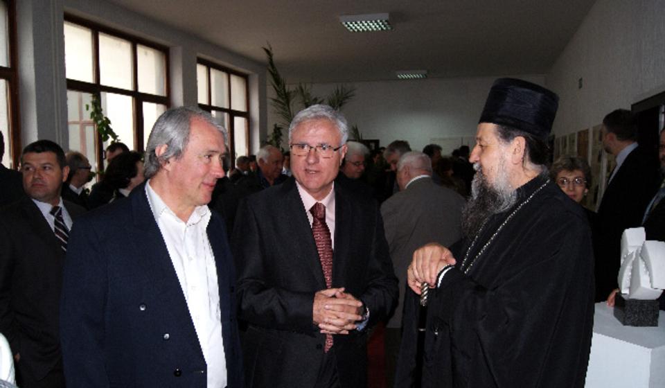 Zoran Momčilović (levo), sa bivšim dekanom Cenićem i vladikom Pahomijem. Foto Pedagoški fakultet