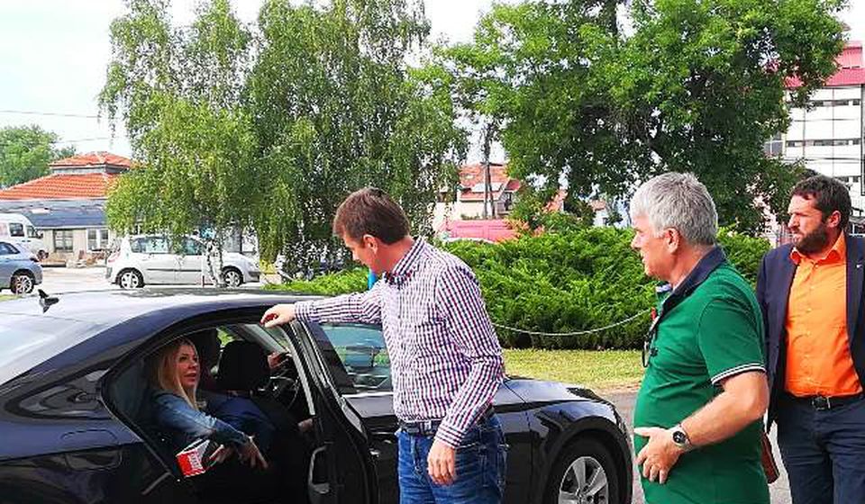 Glišić sa stranačkim kolegama stiže u Jumko. Foto VranjeNews