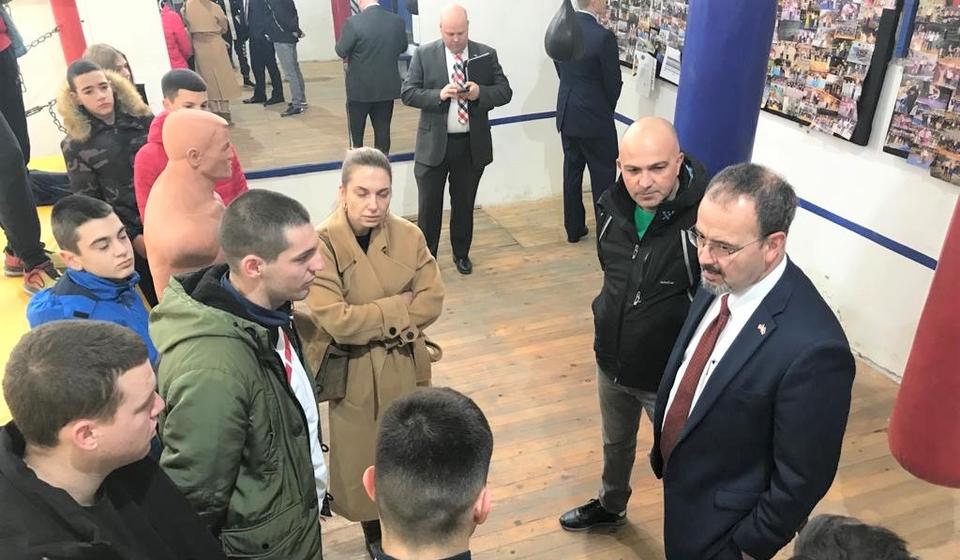 Foto Twitter nalog ambasadora SAD Entonija Godfrija