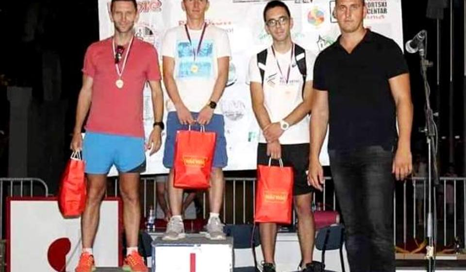 Stošić na pobedničkom postolju u Rumi. Foto AK Vranjski maratonci