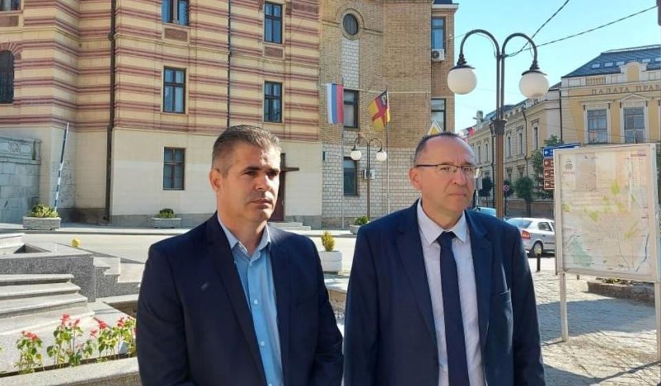 Predsednici drugostpene i prvostepene izborne komisije: Dušan Aritoniović i Stojan Ilić. Foto vranje.rs