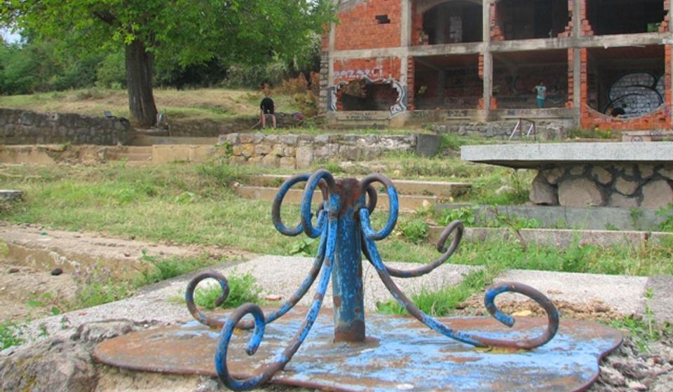 Lopovi nose sve, od kandelabara ostala samo postolja. Foto VranjeNews