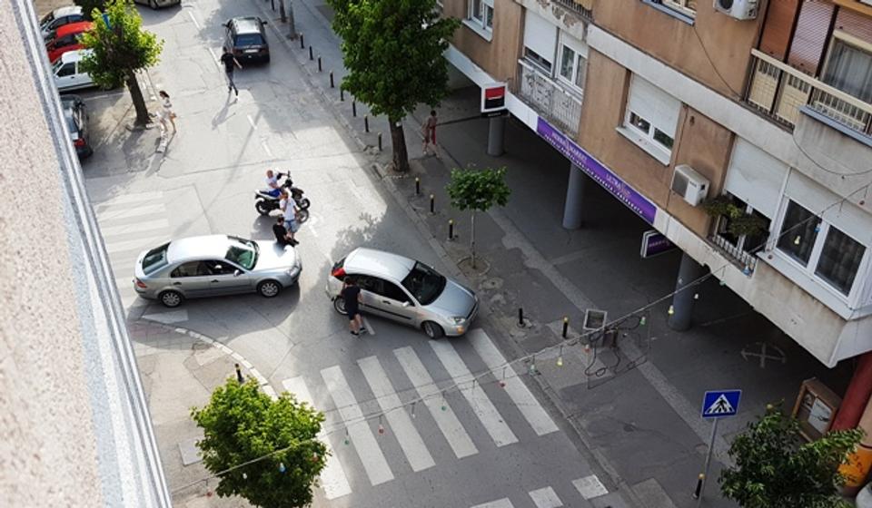 U 17.05 blokiran saobraćaj u Ive Lole Ribara. Foto VranjeNews