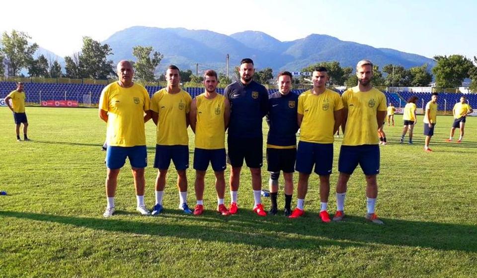 Nove snage vranjskog kluba sa trenerom Draganom Antićem. Foto FK Dinamo