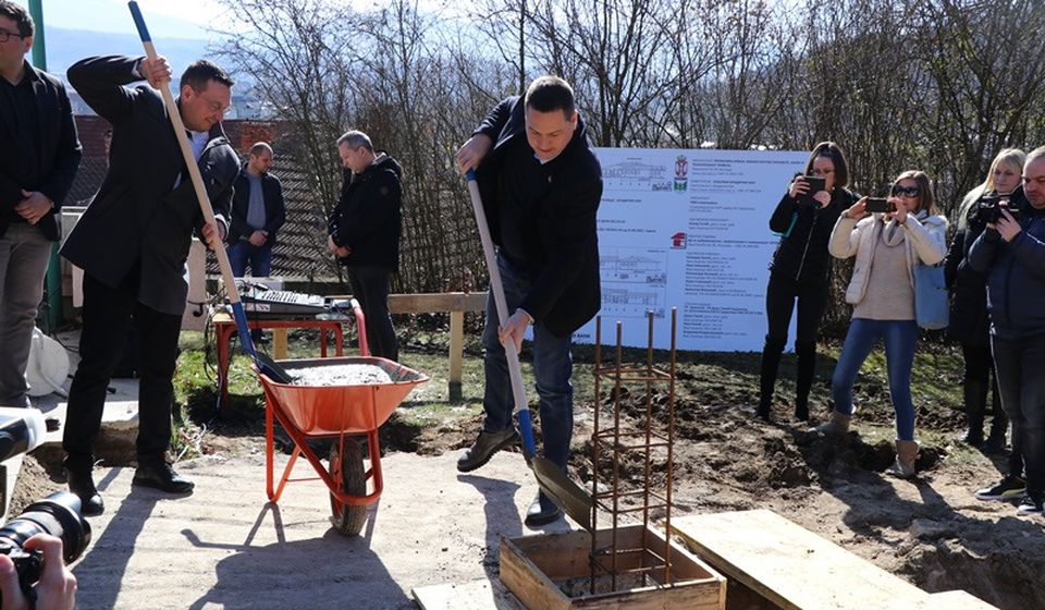Kamen temeljac Ružić položio sa predsednikom hanske opštine Goranom Mladenovićem. Foto Vranje News