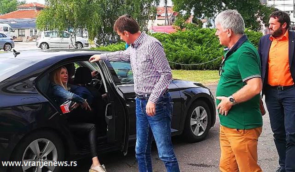 Ko je ko u Vranju: Zuja, svojevremeno, dočekuje Ča Glišu sa rukom na stomačiću ispred svog nekadašnjeg Jumka u Vranju. Foto Vranje news