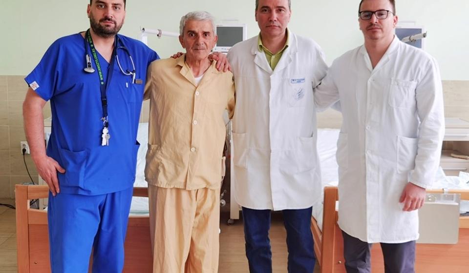 S leva na desno: dr Nikola Gogić, pacijent Manolče S, dr Saša Stanojković i dr Dejan Antić. Foto Vranje News