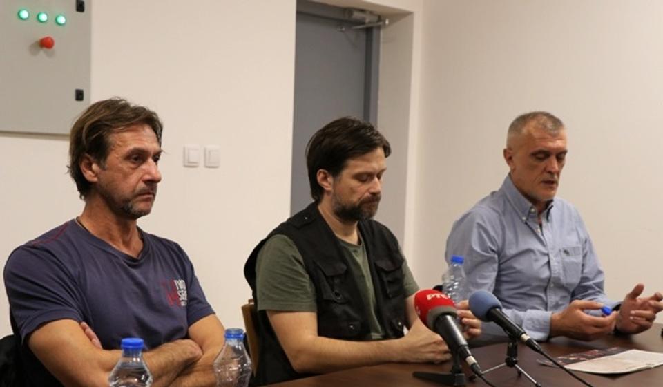 Slobodan Beštić i Hadži Nenad Maričić sa moderatorom Spasojem Ž. Milovanovićem. Foto VranjeNews