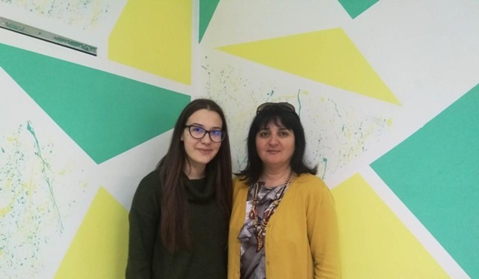 Emilija u društvu profesorke biologije Gordane Nikolić koja pokreće većinu ekoloških akcija u školi. Foto VranjeNews