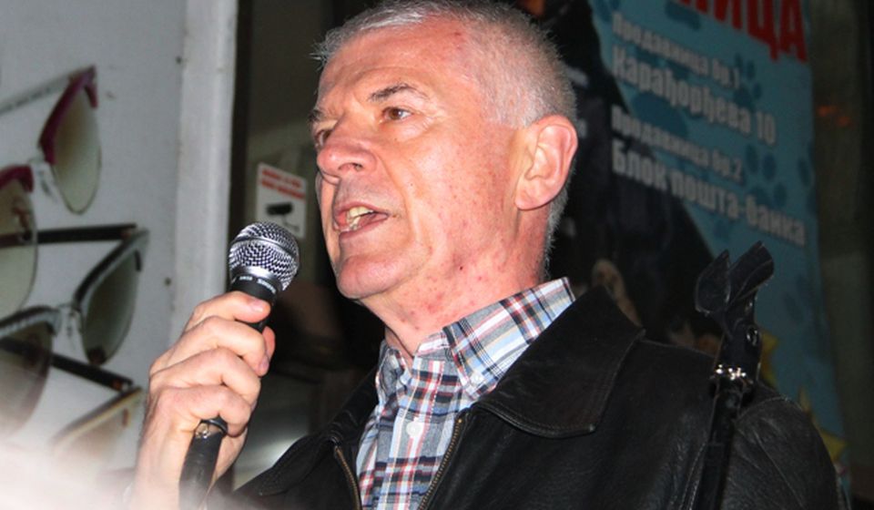 Miroslav Vasin govori na desetom protestu u Vranju. Foto Vranje News