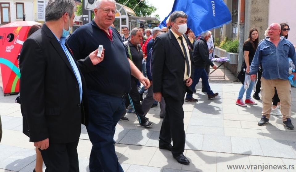 Prošla su vremena kada je lider SRS-a na mitinzima okupljao po nekoliko hiljada Vranjanaca: Šešelja dočekalo tridesetak radikala. Foto Vranje News